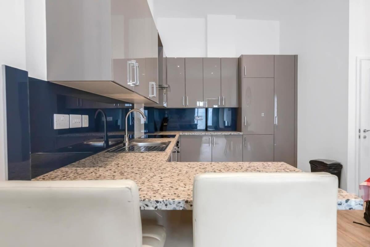 Lovely 1 Bedroom Apartment In Central ووكينغ المظهر الخارجي الصورة