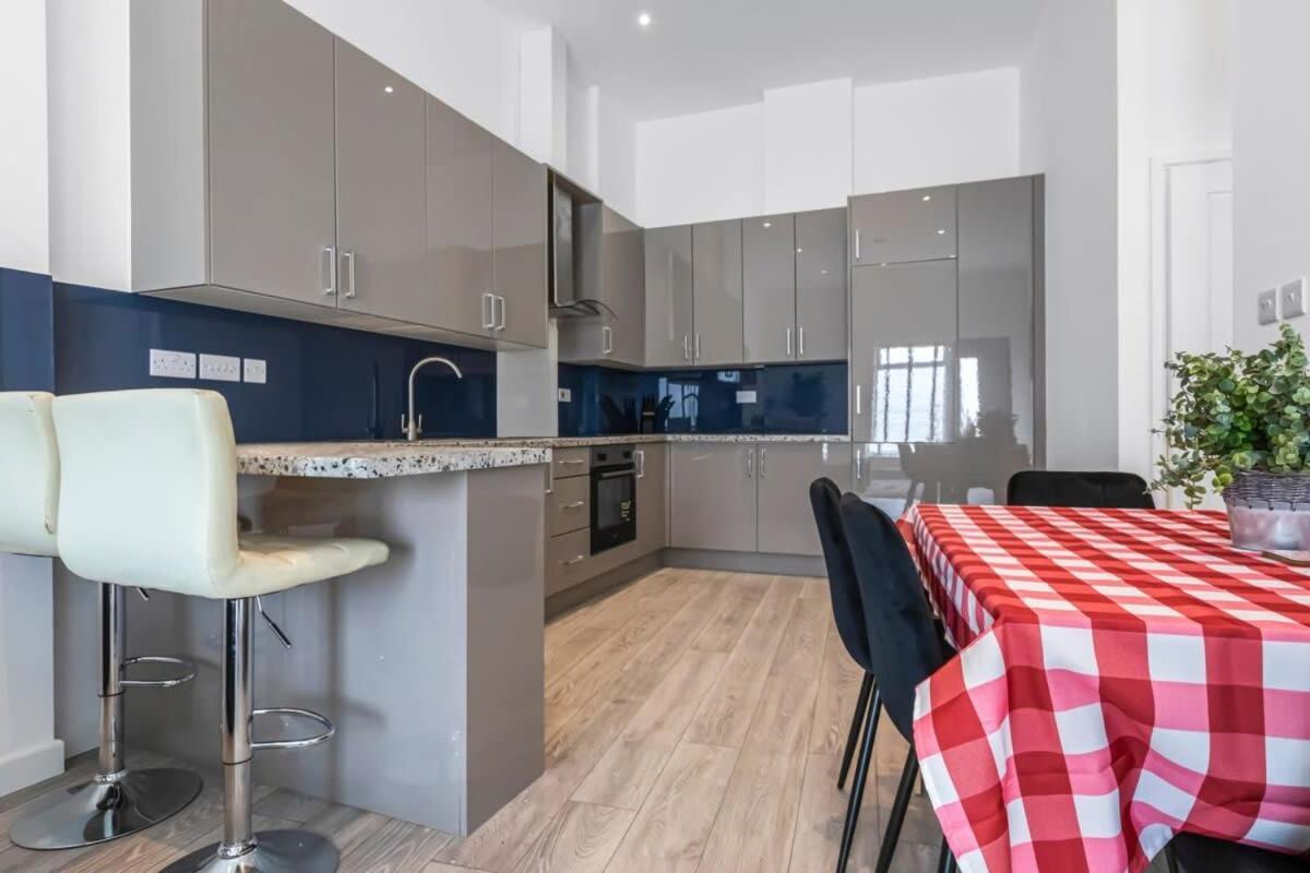 Lovely 1 Bedroom Apartment In Central ووكينغ المظهر الخارجي الصورة