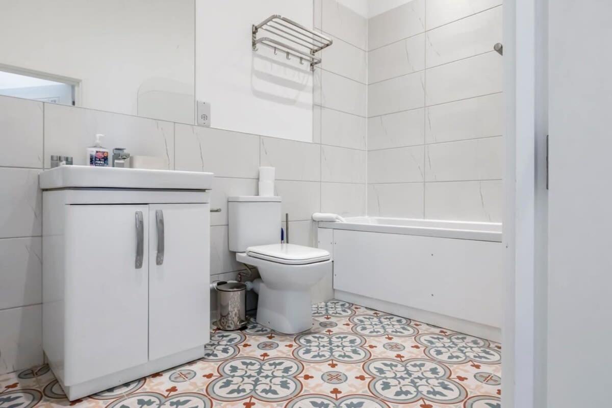 Lovely 1 Bedroom Apartment In Central ووكينغ المظهر الخارجي الصورة